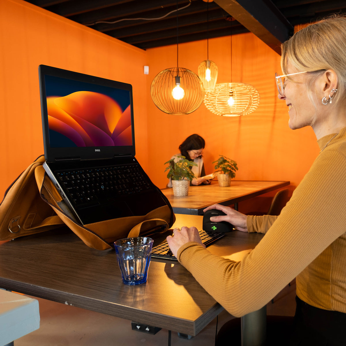 R-Go Tools Laptoptasche R-Go Viva, Vollnarbenleder, mit integriertem Laptop-Ständer, Schulterriemen, 15,6-Zoll, braun