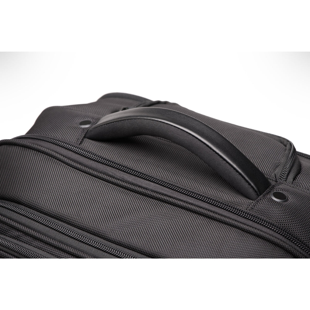 Kensington Contour™ 2.0 17” Pro Overnight Laptop Spinner