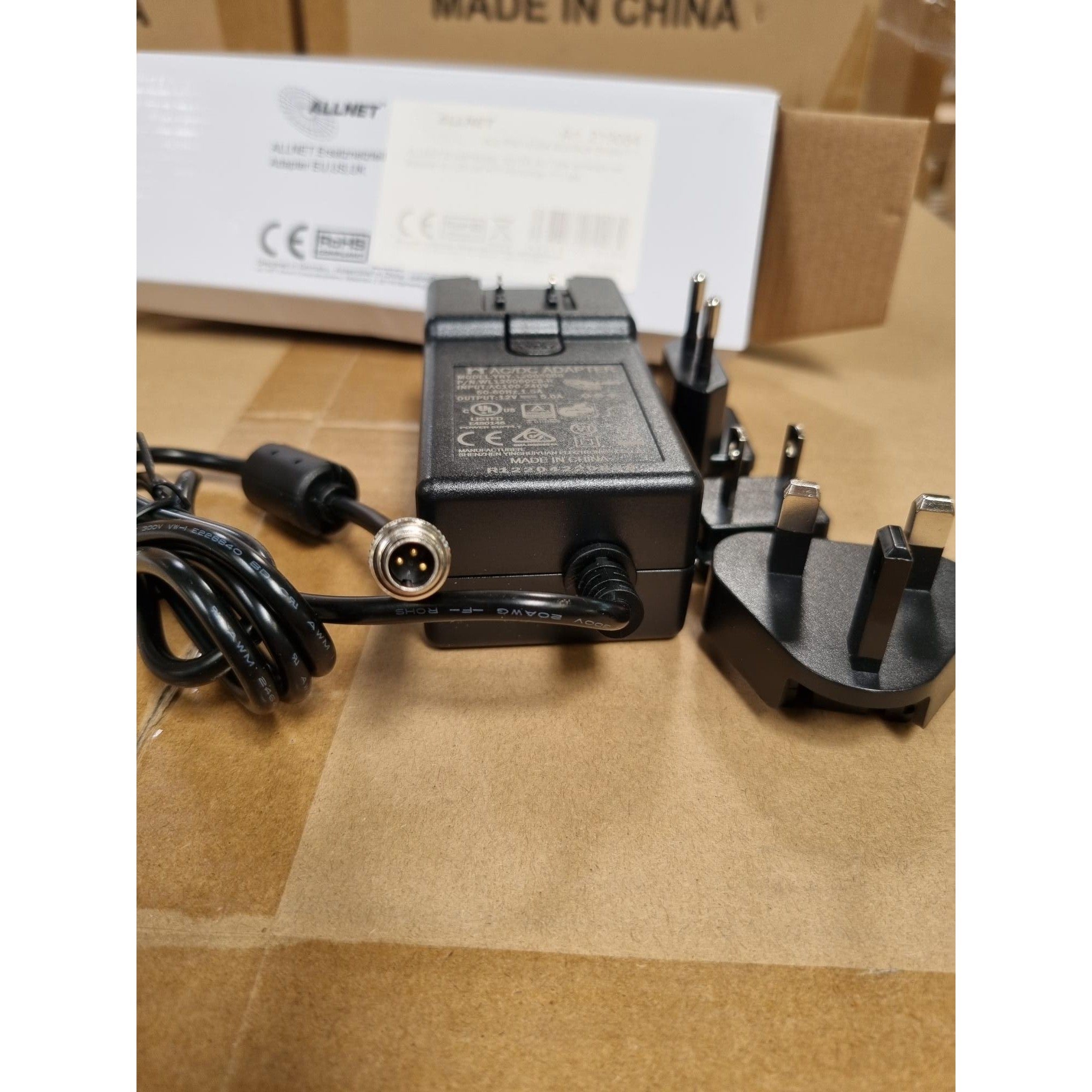 Z ALLNET Ersatznetzteil 12V/5A EU Type schwarz mit Adapter EU.US.UK HTT mit Binder 711 M9