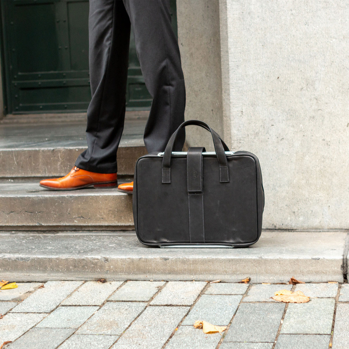 R-Go Tools Laptoptasche R-Go Viva, Vollnarbenleder, mit integriertem Laptop-Ständer, Schulterriemen, 15,6-Zoll, Schwarz