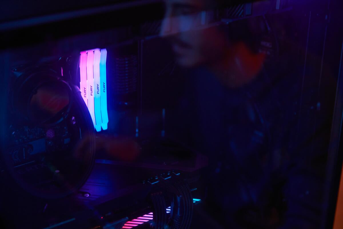 Kingston Technology FURY 64GB 6400MT/s DDR5 CL32 DIMM (2er-Kits) Renegade RGB Weiß XMP