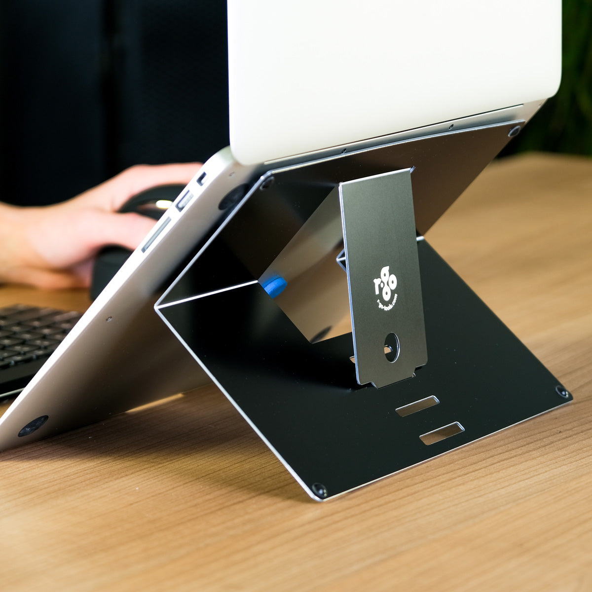 R-Go Tools Laptopständer R-Go Riser Attachable, verstellbar, integriert auf Ihrem Laptop, Aluminium, schwarz