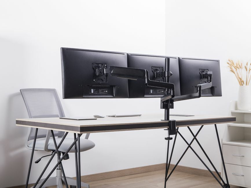 Equip Neig-/schwenkbare Verdreifachenmonitorhalter für Bildschirme mit 17 bis 27 Zoll