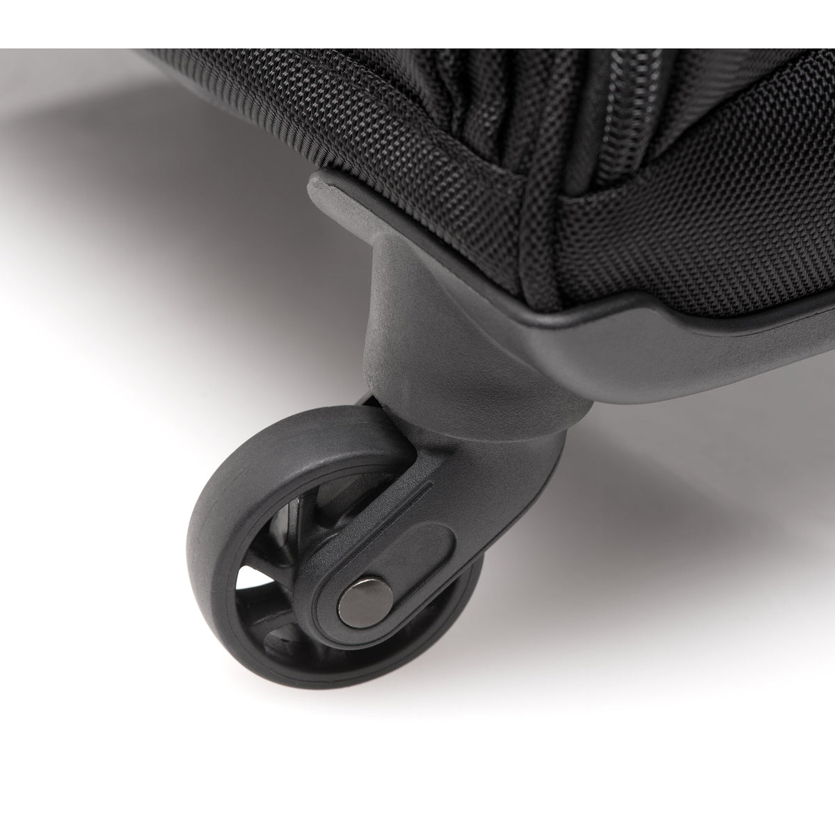 Kensington Contour™ 2.0 17” Pro Overnight Laptop Spinner