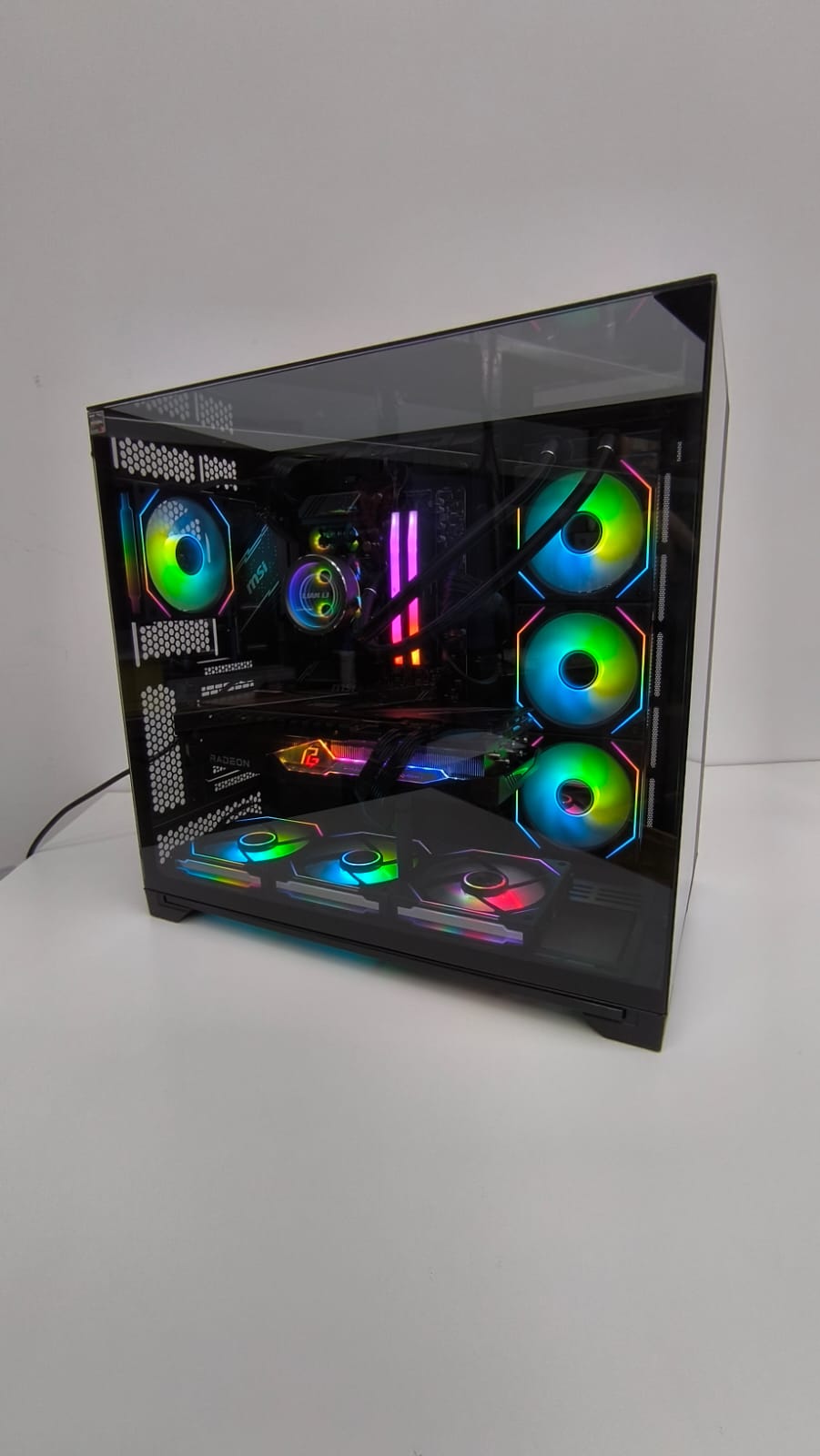 Occasion Gaming-PC Ryzen 7 7800X3D RX 7900 XT im Lian Li O11 Vision, Seitenansicht