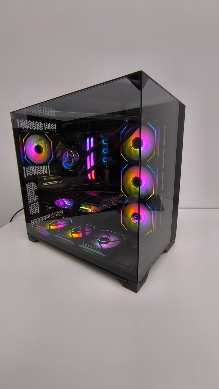 Occasion Gaming-PC von schräg vorne mit RGB-Beleuchtung