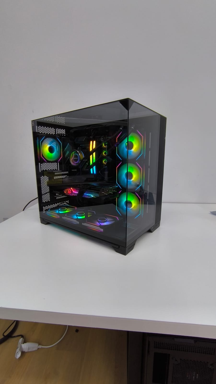 Occasion Gaming-PC von schräg vorne, grüne Beleuchtung