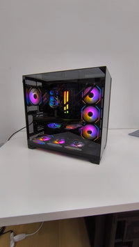 Occasion Gaming-PC auf dem Tisch, Seitenansicht