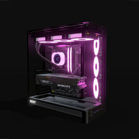 Showcase Gaming-PC Midrange – 3D-Rendering schräg von vorne, RGB Magenta
