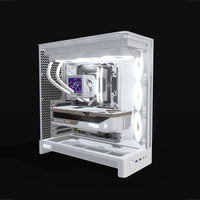 Showcase PC da gaming High-End Bianco – rendering 3D, vista di tre quarti, RGB bianco freddo