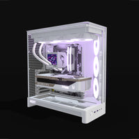 Showcase PC da gaming High-End Bianco – rendering 3D, vista di tre quarti, RGB lavanda