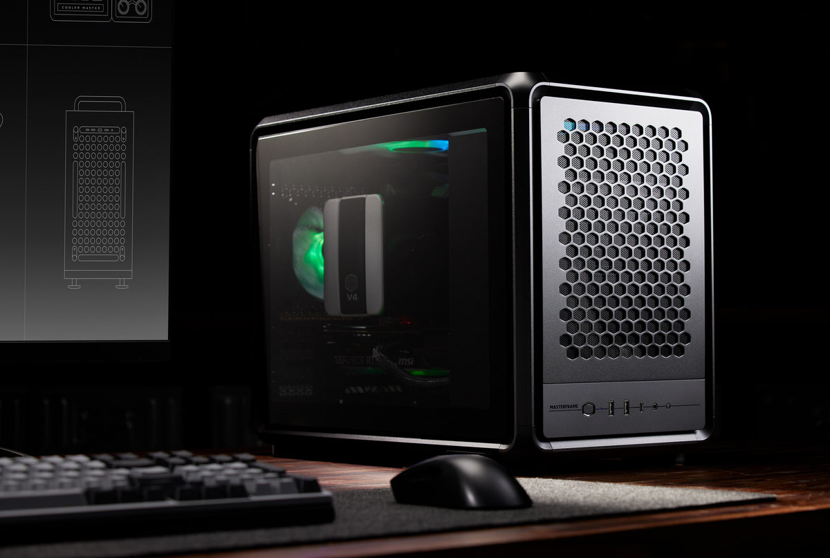 Photo d'exemple Cooler Master MasterFrame 400 Mesh noir – sur un bureau