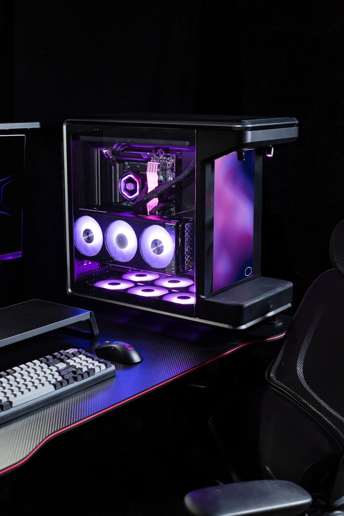 Photo d'exemple Cooler Master MasterFrame 360 Stage LCD – sur un bureau