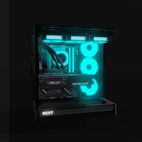 Showcase Gaming-PC Midrange – 3D-Rendering von der Seite, RGB Cyan