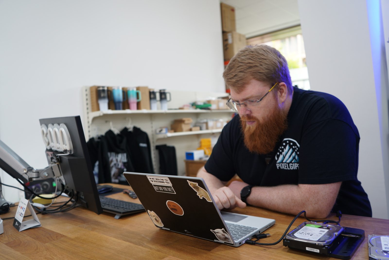Ein Mitarbeiter richtet einen Laptop in der Pixelgipfel-Werkstatt ein