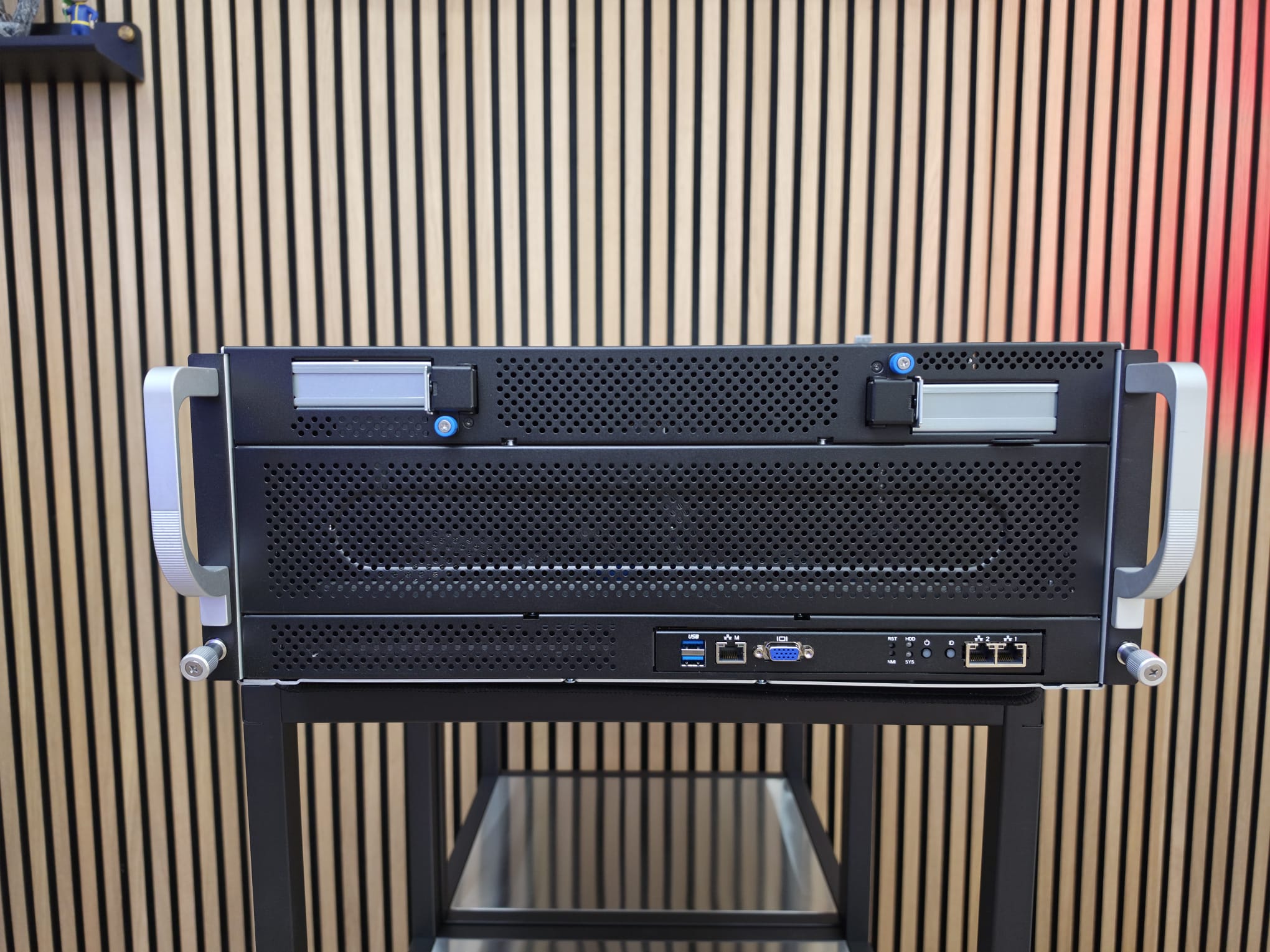Schwarzer Business-Server von vorne in der Pixelgipfel-Werkstatt
