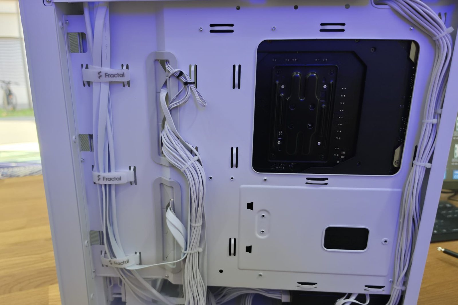 Saubere Kabelführung auf der Rückseite eines weissen Gaming-PCs aus unserer Werkstatt
