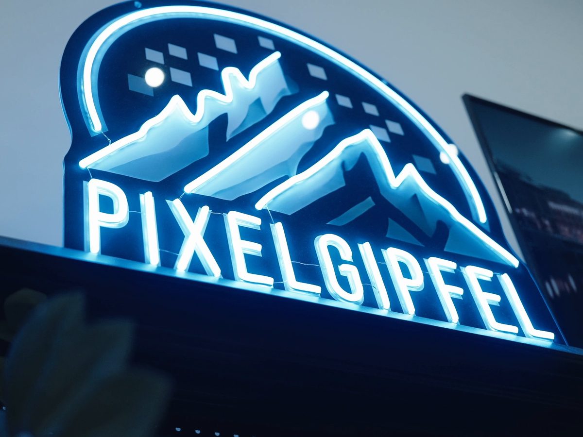 Le logo lumineux Pixelgipfel dans notre magasin