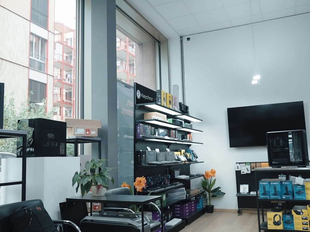 Notre showroom lumineux avec des étagères de matériel et des postes de travail