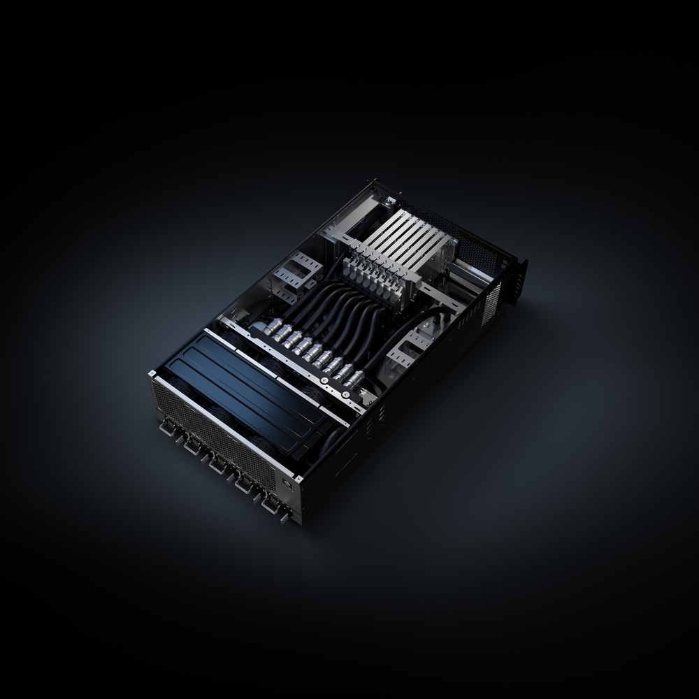 LM-TEK GPU-Server in geöffneter Schrägansicht mit Flüssigkühlung