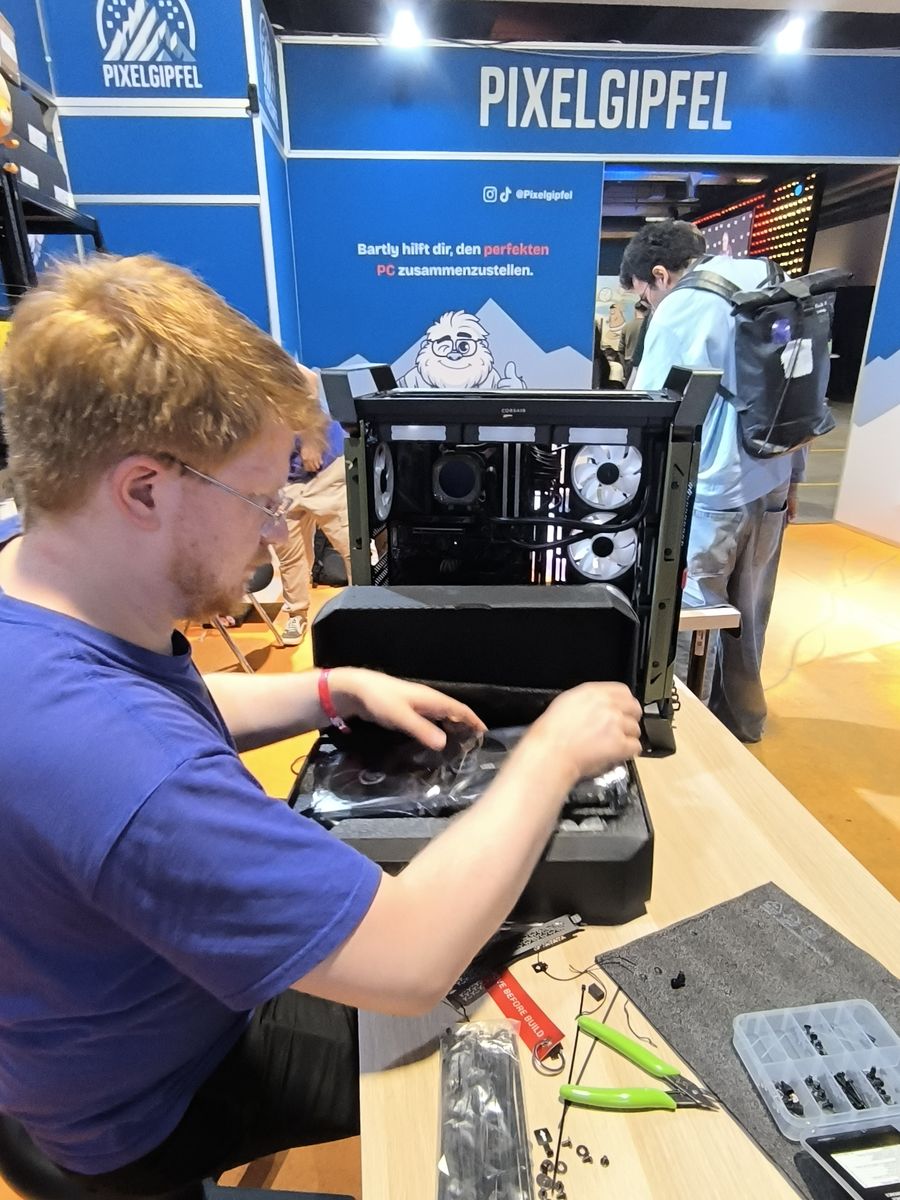 Live-Build am Pixelgipfel-Stand: Ein PC wird vor Ort zusammengebaut