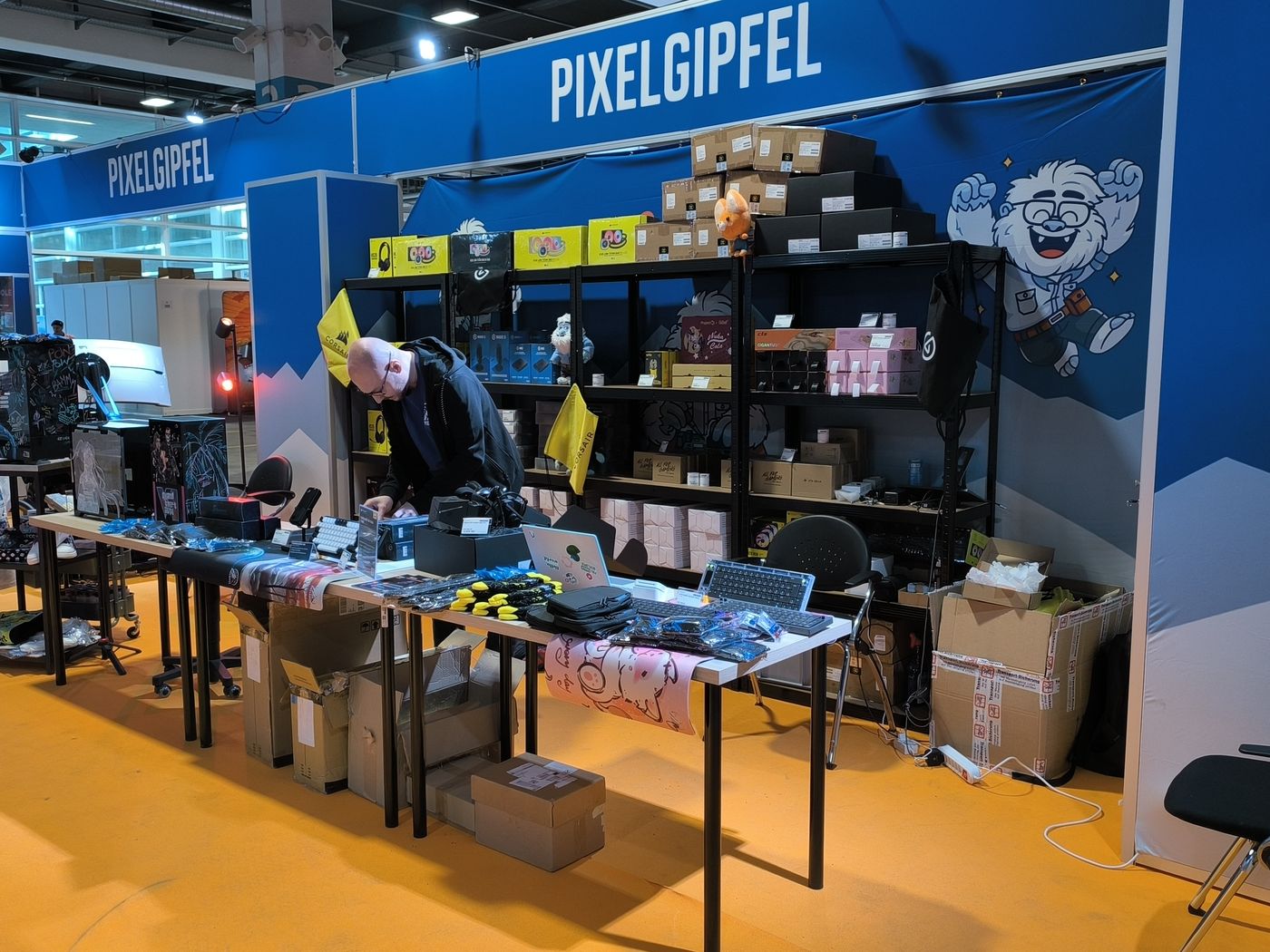 Regal mit Hardware und Zubehör am Pixelgipfel-Stand, an der Wand unser Yeti