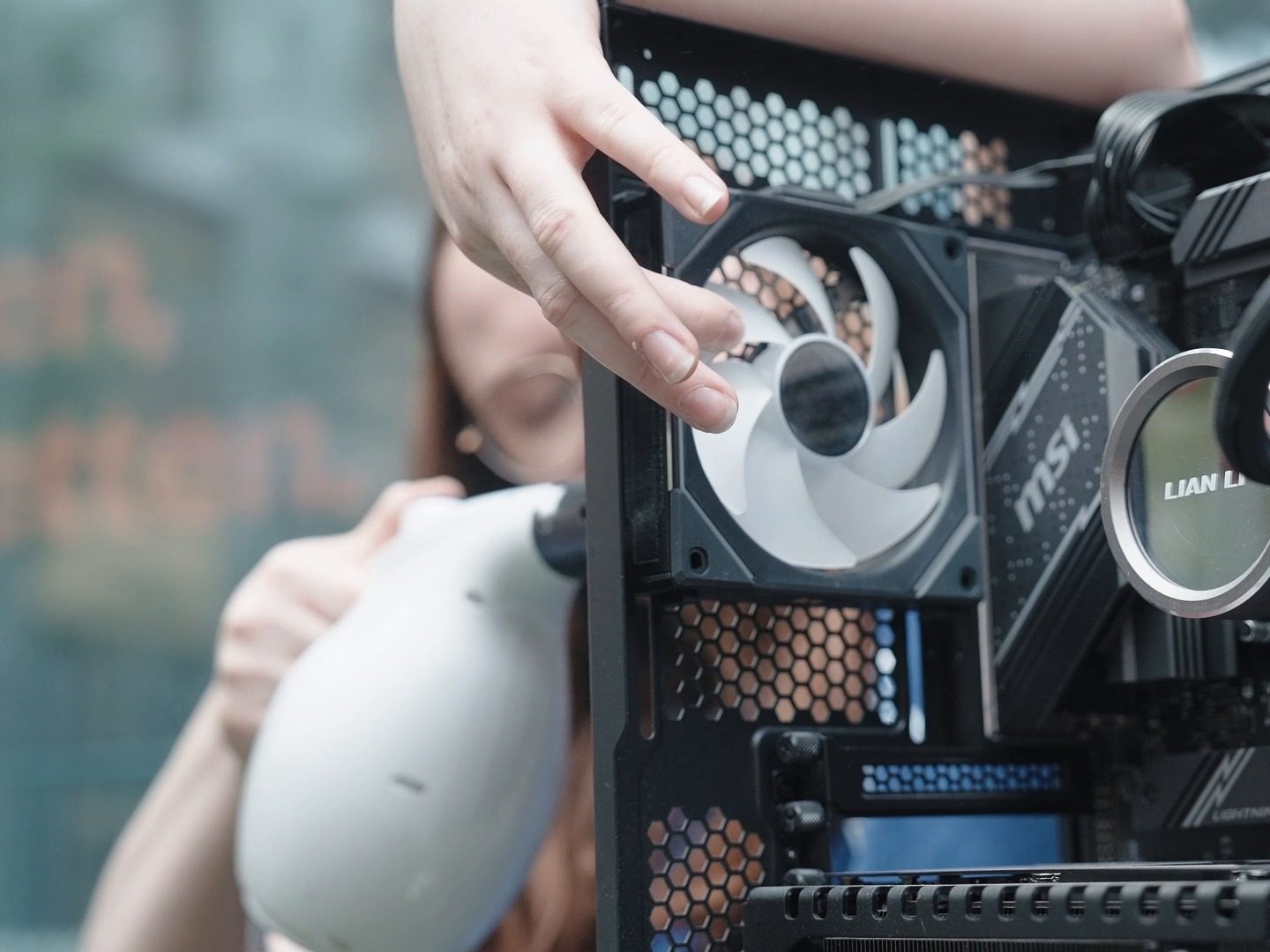 Jasmin de Pixelgipfel nettoie un PC avec un souffleur