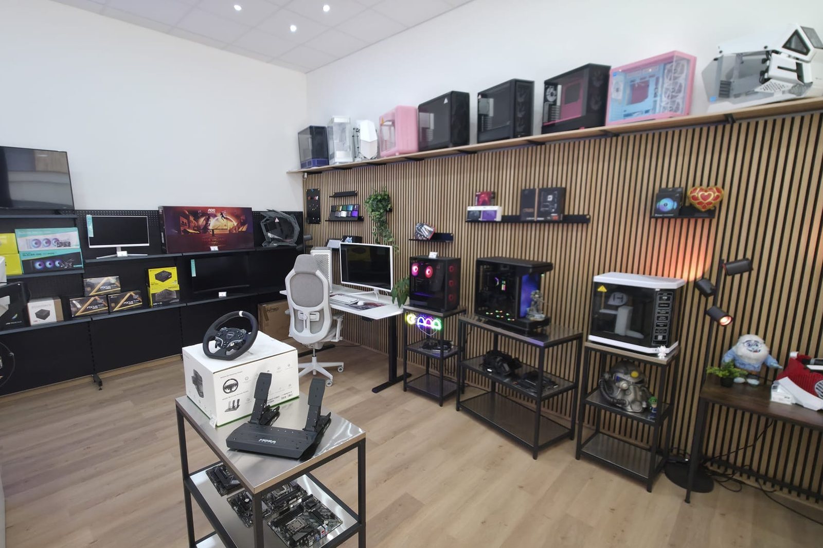 Unser Showroom in Winterthur mit Gehäusen, Zubehör und fertigen PCs