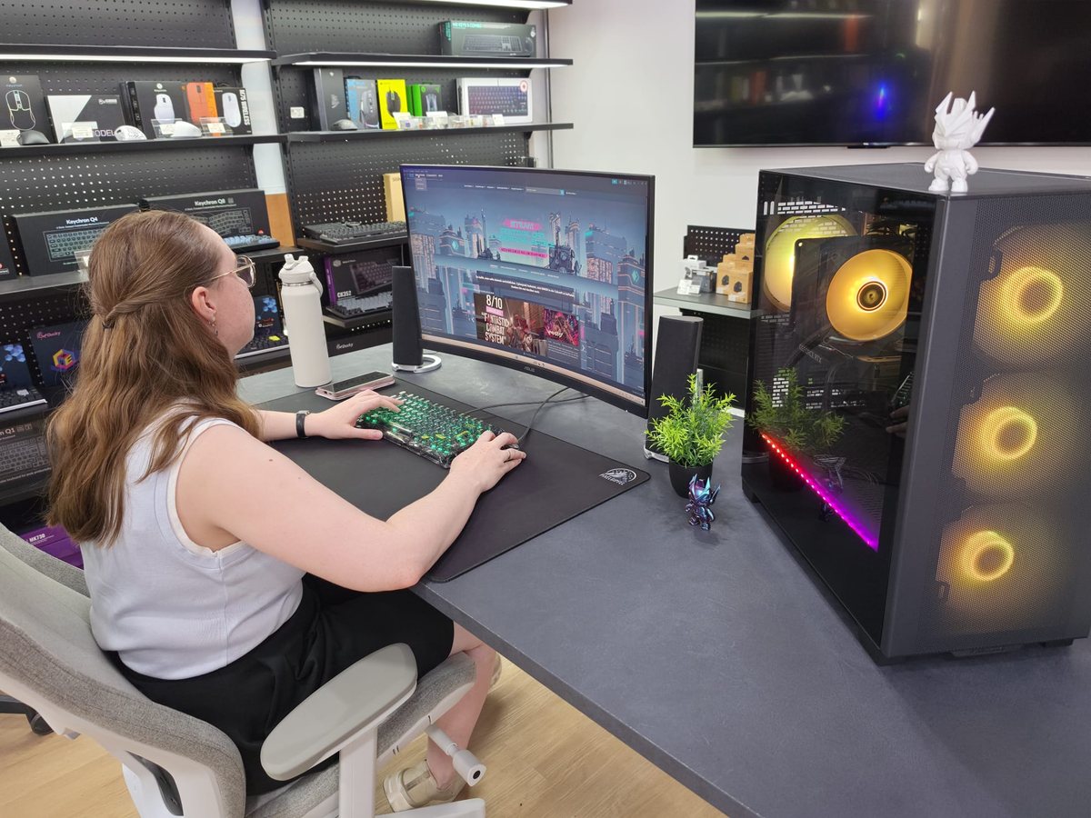 Jasmin, de notre équipe, devant un setup gaming dans notre showroom à Winterthour