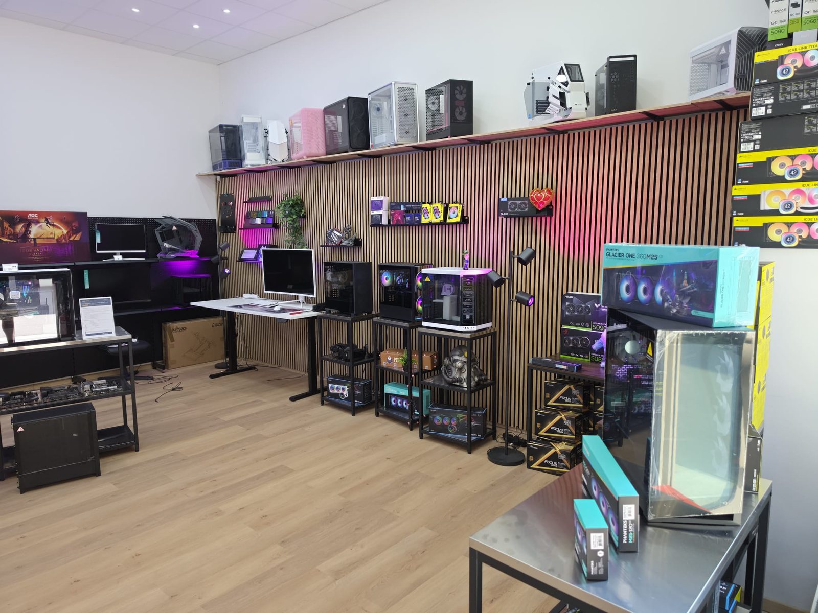 Notre showroom à Winterthour avec boîtiers, accessoires et PC finis