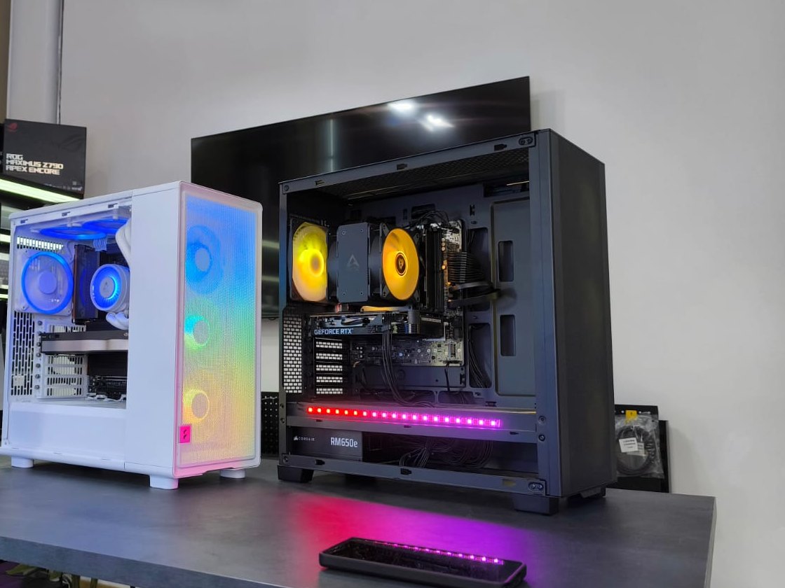 Zwei Gaming-PCs aus unserer Werkstatt, rechts geöffnet mit GeForce-RTX-Grafikkarte und Tower-Kühler