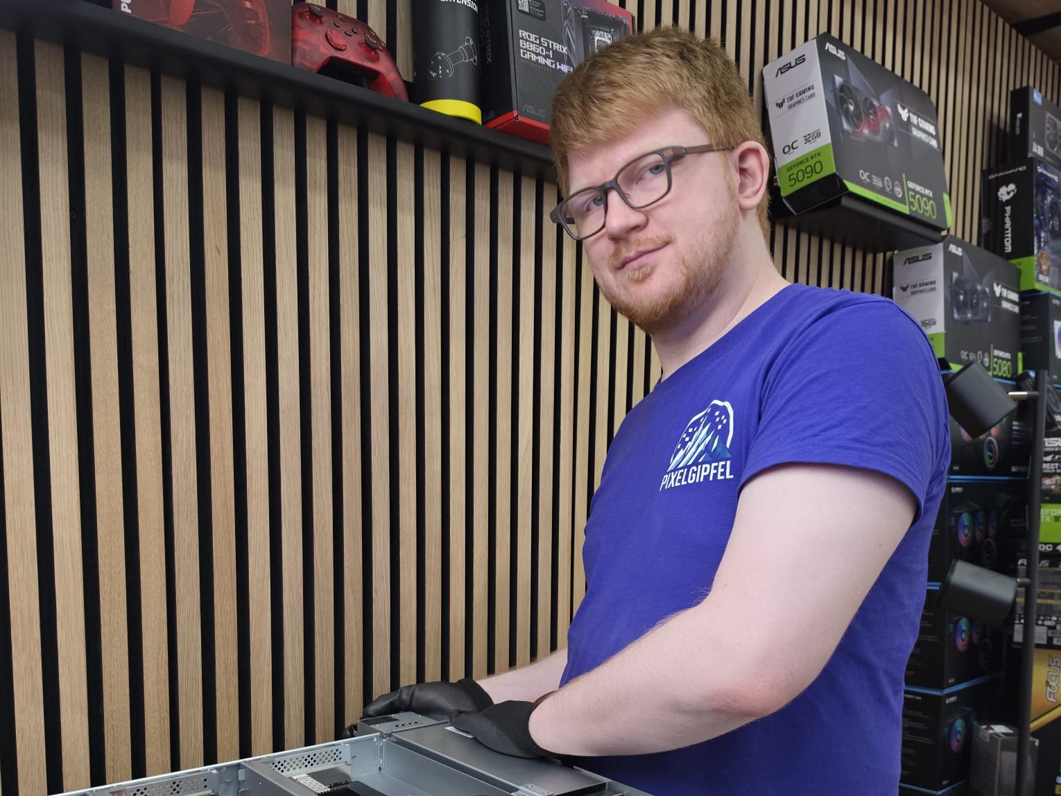 Lukas von Pixelgipfel bei der Arbeit in unserer Werkstatt in Winterthur
