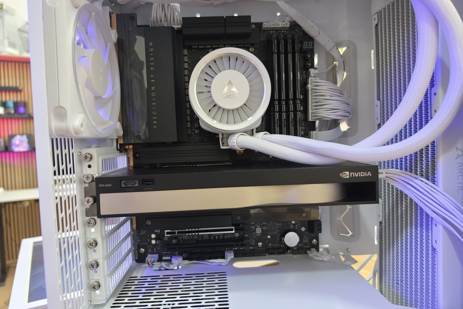 Workstation mit NVIDIA RTX 4500, weisser Wasserkühlung und sauber verlegten Kabeln aus unserer Werkstatt